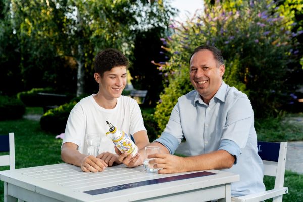 ulei de măsline extravirgin microbiom intestinal studiu Spania, beneficii ulei de măsline funcție cognitivă sănătate creier, PREDIMED Plus cercetare nutriție microbiotă, polifenoli ulei de măsline efect antioxidant antiinflamator, consum ulei de măsline România vs Spania statistici, prevenție declin cognitiv alimentație sănătoasă