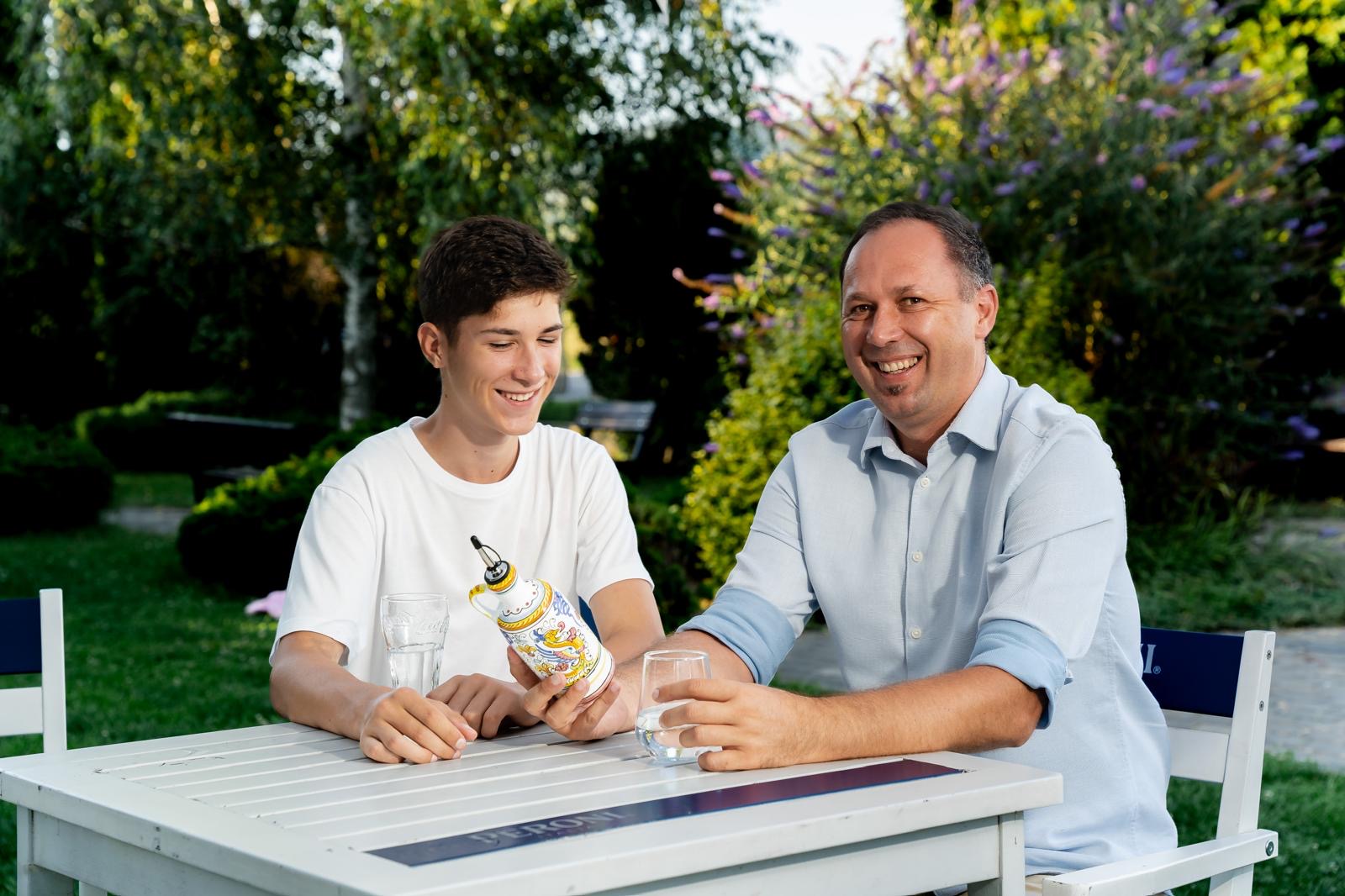 ulei de măsline extravirgin microbiom intestinal studiu Spania, beneficii ulei de măsline funcție cognitivă sănătate creier, PREDIMED Plus cercetare nutriție microbiotă, polifenoli ulei de măsline efect antioxidant antiinflamator, consum ulei de măsline România vs Spania statistici, prevenție declin cognitiv alimentație sănătoasă